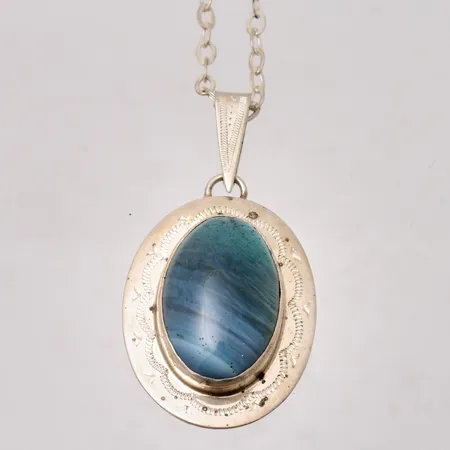 Hänge i silver med kedja, mått 28,6x55,8mm, 2st blå slaggsten, mått 17x26,5mm, 830/1000, tillverkad av Bergslagssmycke O Nordström Firma, år 1973, kedja 60cm, Ankar, bredd 3,2mm, vikt 17,9g.