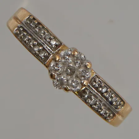 Ring diamanter 1x ca 0,05ct + 6x ca 0,03ct + 20x ca 0,0025ct, Ø17, bredd:5mm, Guldfynd, 18K 4,0g.