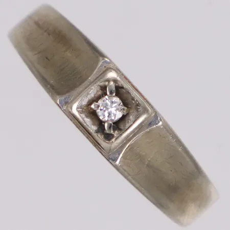 Ring med diamant 1xca0,03ct, stl 17½, bredd 2,2-5,1mm, vitguld, repor, 18K  Vikt: 3,3 g