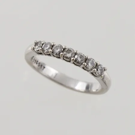 Ring med diamanter 7 x ca. 0,04ct, varav två möjligen är syntetiska, Ø15¼, bredd: 2,3mm, vitguld, 14K, 2,5g.