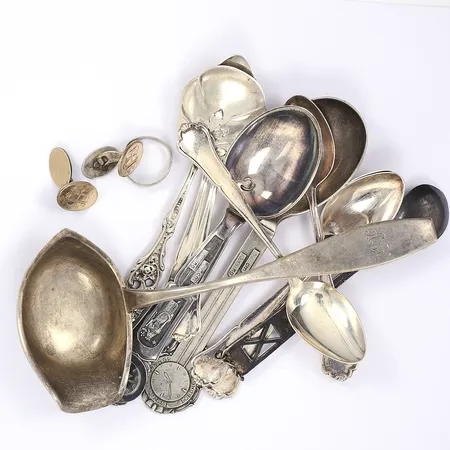 Diverse silver bl a bestick dopskedar och ring silver gravyrer 830/1000 Vikt: 208 g