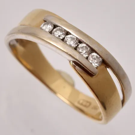 Ring i 18K guld, stl17, bredd 2,8-5,8mm, 5st vita stenar, mått Ø2mm, tillverkad av Guldfynd, vikt 3,45g.