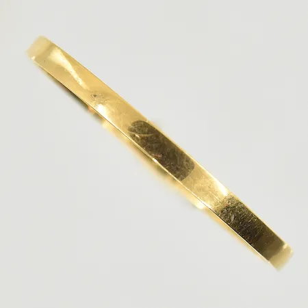 Ring, stl 22, bredd 2 mm, gravyr, 18K. Vikt: 1,8 g
