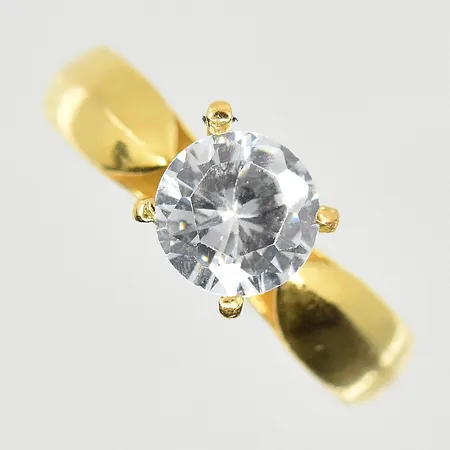 Ring med vit sten, stl 17¾, bredd 3-7 mm, dålig fattning, ostämplad, 18K. Vikt: 4,5 g