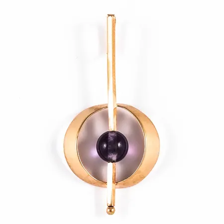 Hänge i 18K guld med en ametist. Det är 1,3 - 15 mm brett, 32 mm långt och väger 1,0g. Stämplad ALTON, Falköping, 18K och kattfot.