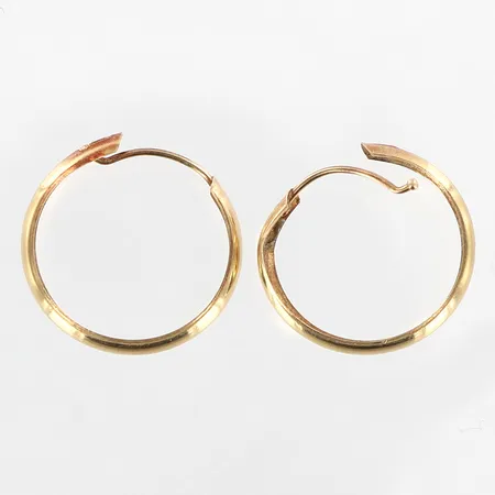 Ett par örhängen slät creoler Ø15mm, bredd 3mm,  skevheter, 18K.  Vikt: 0,8 g
