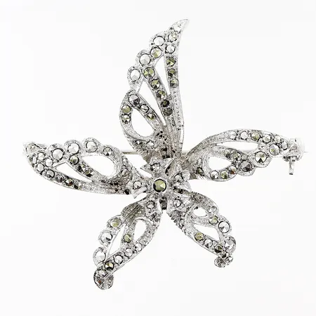 Brosch 50x50mm, markasiter, 2 stenar saknas, svensk importstämpel, silver 830/1000. Vikt: 9,6 g