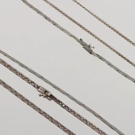 Tre kedjor, 38-44cm, varav ena med defekt lås, 835-925/1000 silver, 23,7g.