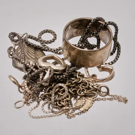 Diverse defekt silver, 830/1000, vikt 20,57g.