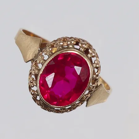 Ring med slipad rosa/röd sten stl 19 bredd 2-13mm 14K Vikt: 2,6 g