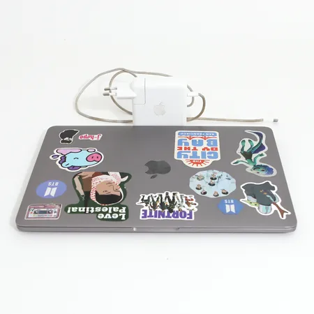 Bärbar dator MacBook Pro M1 chip, modellnummer: A2338, från ca. år 2020, laddare, bruksslitage samt klistermärken. OBS! Datorn säljs som ej fungerande då det inte går att logga in på den. Skickas med paket.