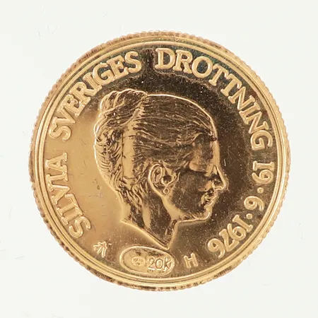 Minnesmynt, Kung Carl Gustavs trontillträde, enligt medföljande certifikat guld 900/1000 men är även stämplad kattfot och 20K, Ø23mm, nummer 1282/2000 i originaletui av plast Vikt: 8,9 g