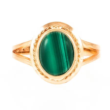 Ring i 18K guld med en malakit 9 x 7,5 mm. Den är i storlek 17½, är 2,2 - 13 mm bred och väger 2,2g. Matt sten. 