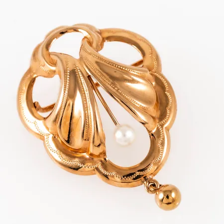 Brosch i 18K guld: Allmogestil med odlad vit pärla Ø 3,5 mm. Det är 23 mm brett, 36 mm långt och väger 2,3g.  