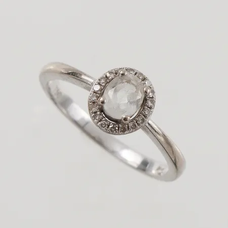 Ring med små diamanter samt vit sten, Ø16, bredd: 1,8mm, Guldfynd, vitguld, 18K, 2,4g.