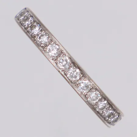 Alliansring med briljantslipade diamanter ca 0,40ctv, bredd 3,0mm, stl 17½, spår av storleksändring, vitguld, 18K Vikt: 3,8 g