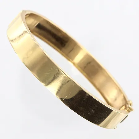 Armring slät öppningsbar 62x51mm, bredd 10mm, 18K.  Vikt: 17,4 g