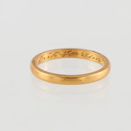 Slät ring, Ø17½, bredd: 2,6mm, gravyr, 23K, 3,6g.