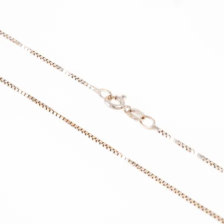 Kedja Venezia i 18K vitguld. Den är 38 cm lång, 0,9 mm bred och väger 2,8g. Springring. Bortnött rodiumplätering. 