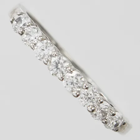 Ring med vita stenar, stl17½, bredd 1,5-2,5mm, 925/1000 silver Vikt: 1,6 g