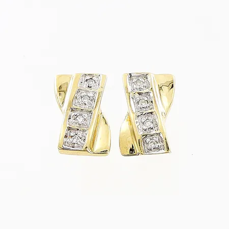 Ett par örhängen med diamanter, 8 x ca 0,005ct, 5,5x9mm, en stopp saknas, 18K Vikt: 1,7 g