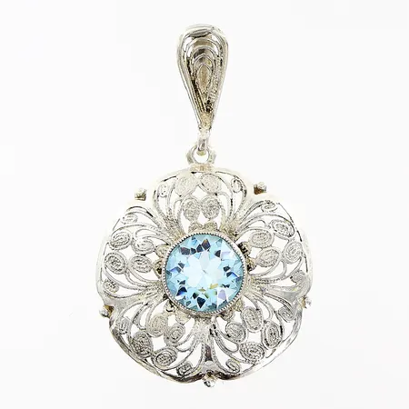 Hänge 36x22mm med blå sten, filigran, svensk importstämpel, silver 830/1000. Vikt: 2,2 g
