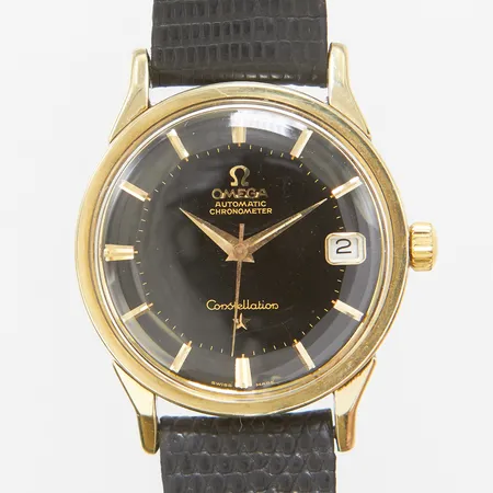 Armbandsur Omega Constellation chronometer, guld på stål, automatisk, 34mm, ref 168.005, snr 19656607, cal.561, mineralglas, datum, möjligen utbytt krona, repig boett, skadat original läderband, skadat originaletui.