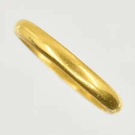 Ring, stl 18½, bredd 3 mm, gravyr, skev skena, 23K. Vikt: 4,4 g