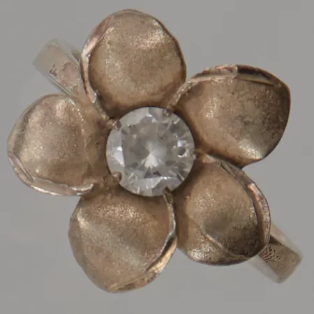 Ring "blomma" Ø17½½, bredd:16mm, vit sten, 925/1000 Silver 3,8g.