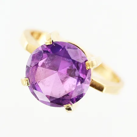 Ring lila sten, stl 17, bredd 2,5-10mm, höjd från skenan 8mm, 18K, bruttovikt: 5,0gram Vikt: 5 g