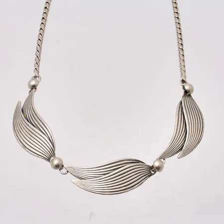 Collier i silver, 41cm, bredd 2,2-12mm, importstämpel, 830/1000, vikt 16g.