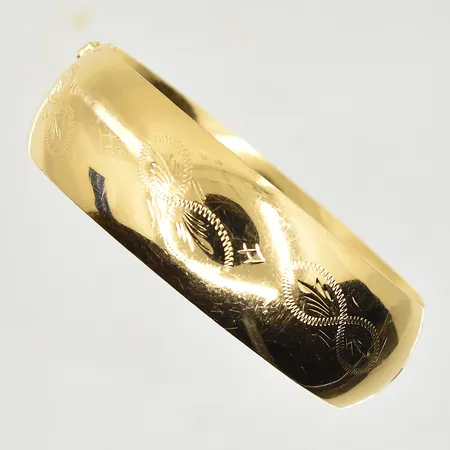 Armring med mönsterdekor, öppningsbar, innermått Ø55 mm, bredd 19 mm, 18K. Vikt: 41,4 g