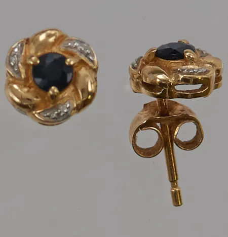 Ett par örhängen med safirer, 7mm, 18K 1,2g.
