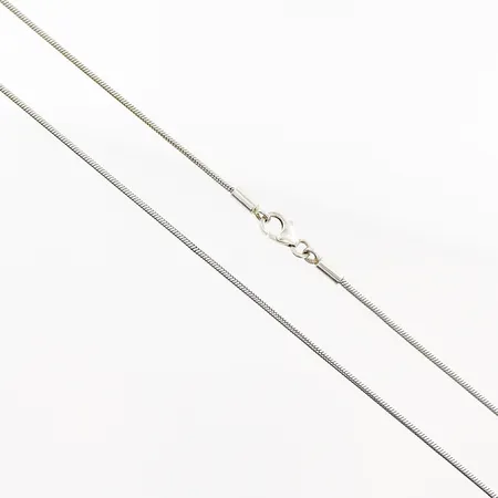 Kedja ormlänk 44cm, bredd 1mm,smärre skevheter, silver 925/1000. Vikt: 5,1 g