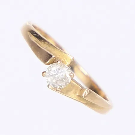 Ring med vita stenar stl 17¼ bredd 2-6mm något ojämn skena 14K  Vikt: 2,2 g