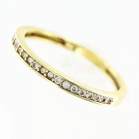 Ring vita stenar, stl 15¾, bredd 1,5mm, mindre defekter, 18K Vikt: 1,3 g