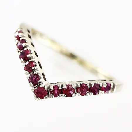 Ring med rubiner, V-formad skena, bredd 1,5-2mm, stl 15¾, vitguld, i behov av rodiering, mindre nagg i rubiner, 18K Vikt: 2 g