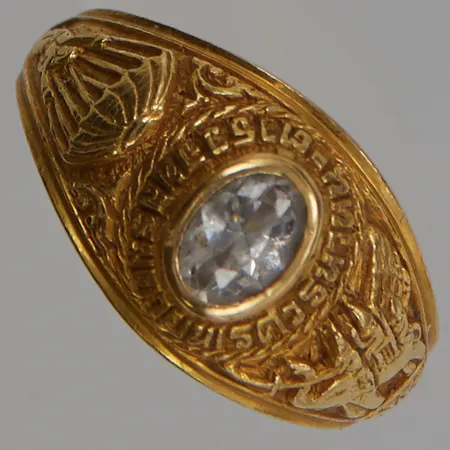 Ring Ø17¼, bredd:11mm, vit sten med litet nagg, 23K 5,7g.