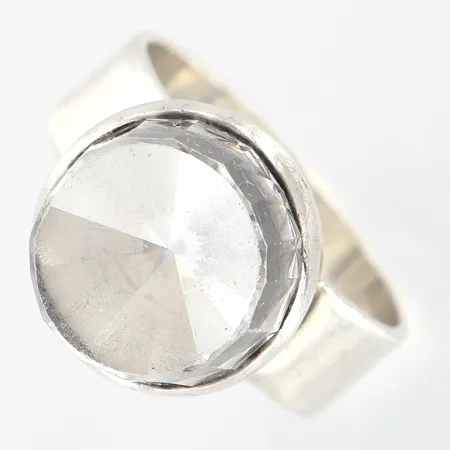 Ring med vit sten, stl 17, 925/1000 silver Vikt: 6,8 g