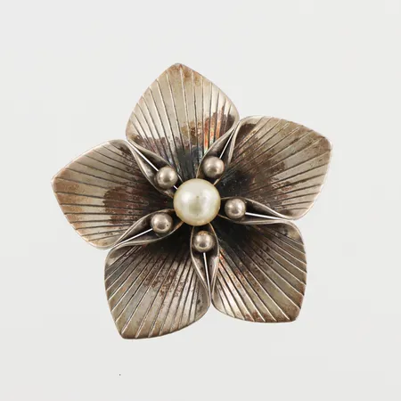 brosch med imitationspärla, 36,5x5mm, Saarela Arvo, Enköping år 1954, 830/1000 silver, 7,4g.