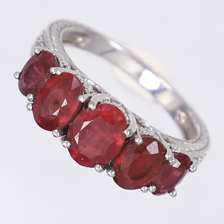 Ring med röda stenar stl 19 bredd 2-8mm silver 925/1000 Vikt: 4,7 g