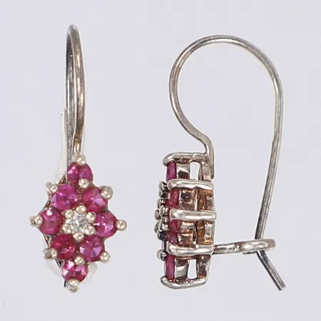 Ett par örhängen med vita och röda stenar längd tot 20mm bredd 5mm silver 925/1000 Vikt: 2 g