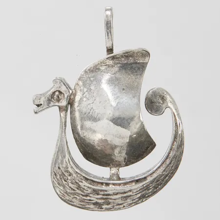 Hänge Vikingaskepp, längd ca 34mm, bredd 25mm, Erik Robbert, 835/1000 silver Vikt: 5,6 g