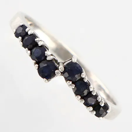 Ring med blå stenar, stl 17¾, bredd ca 2,5mm, 925/1000 Silver Vikt: 1,9 g
