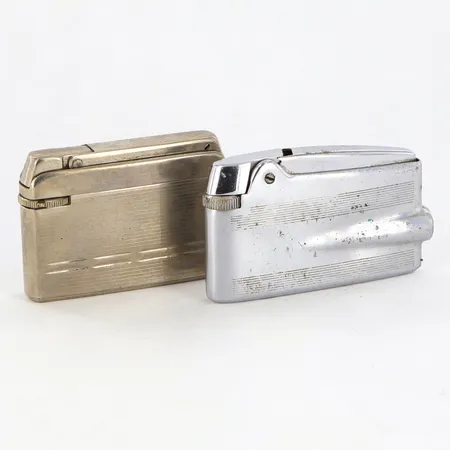 2 tändare, Ronson samt Rubin-Gas West Germany, en med läderfodral, ej funktionstestade, påfyllning av gas behövs. 