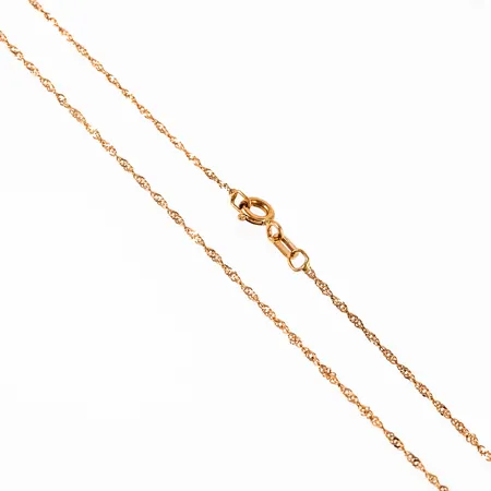 Kedja Singapore i 18K guld. Den är 44 cm lång, 1,1 mm bred och väger 1,3g. Springring.