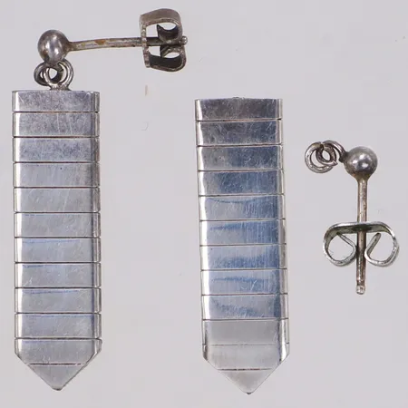 Ett par örhängen, längd 33mm, bredd 8mm, 835/1000 silver Vikt: 4,8 g