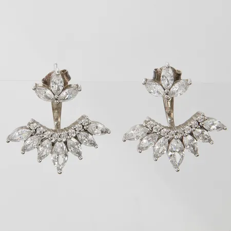 Ett par örhängen med kubisk zirkonia, längd ca 26mm, bredd 25mm, 925/1000 silver, bruttovikt: 8,1g.