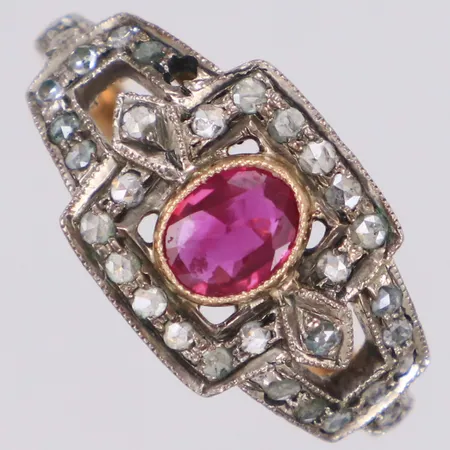 Ring med röd sten samt rosenstenar, stl 17½, bredd 1,9-11mm, fattning i silver, en rosensten saknas, nagg på flera stenar, 18K  Vikt: 3,6 g
