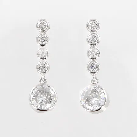 Ett par örhängen vita stenar, 21x6mm, vitguld, 18K.  Vikt: 1,7 g